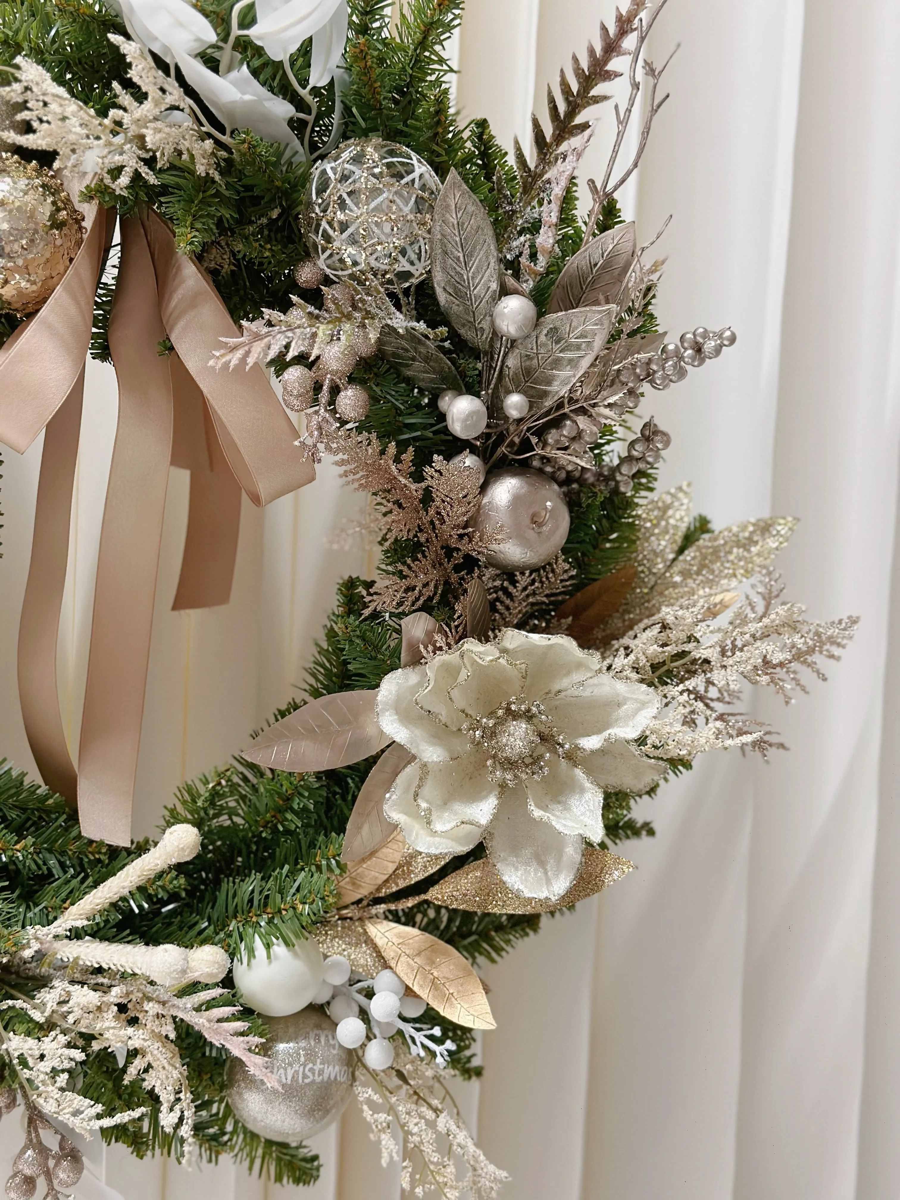 Champagne Radiance: Grandiose Festive Elegance 50cm Wreath