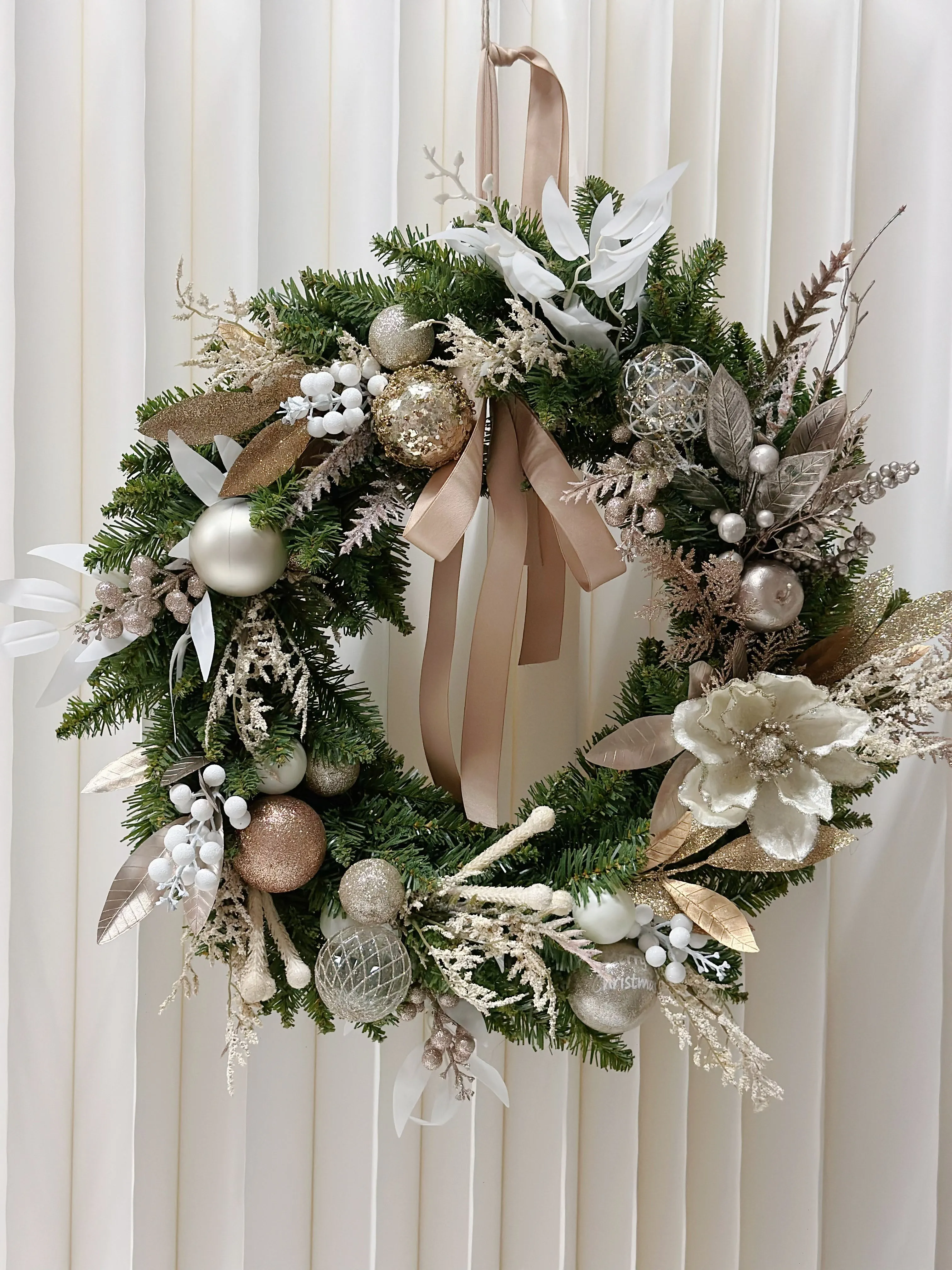 Champagne Radiance: Grandiose Festive Elegance 50cm Wreath