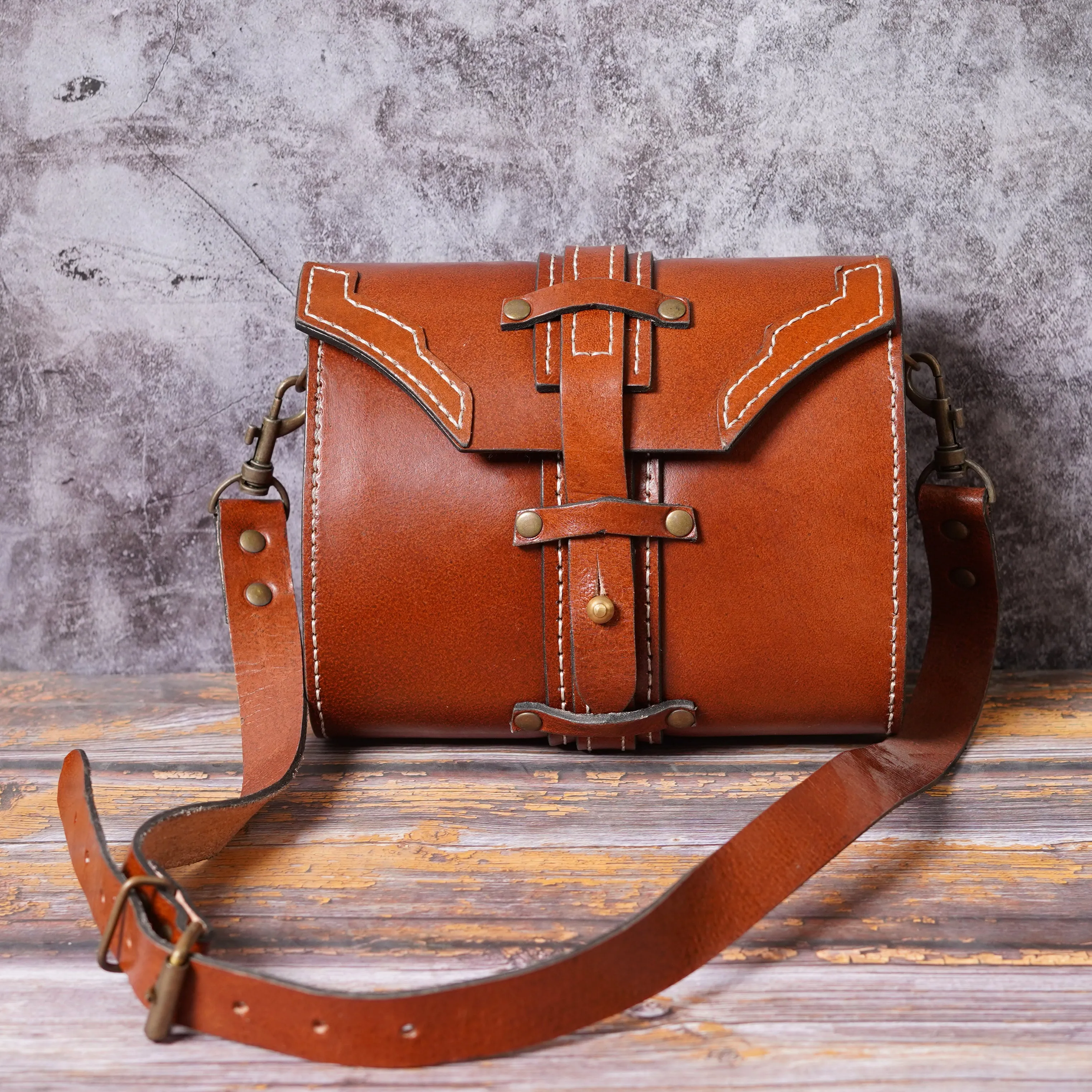 Vintage Leather Womens Shoulder Bags | A Classic Old School Charm